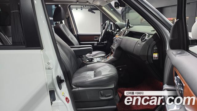 Land Rover Discovery 2015 — photo 16