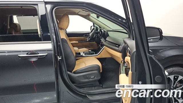 Kia Canival 2023 — photo 16