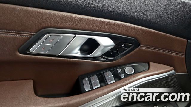 BMW 3-Series 2021 — photo 31