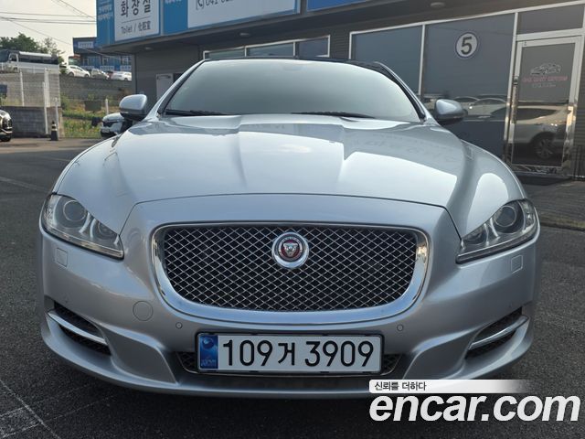 Jaguar XJ 2015 — photo 1