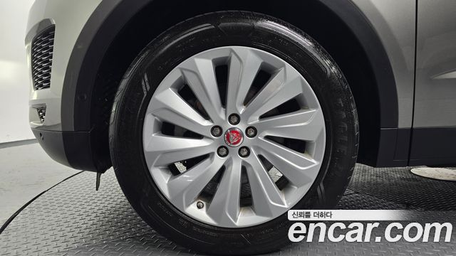 Jaguar E-PACE 2019 — photo 5