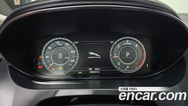 Jaguar E-PACE 2019 — photo 11