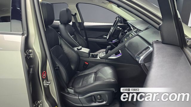 Jaguar E-PACE 2019 — photo 13