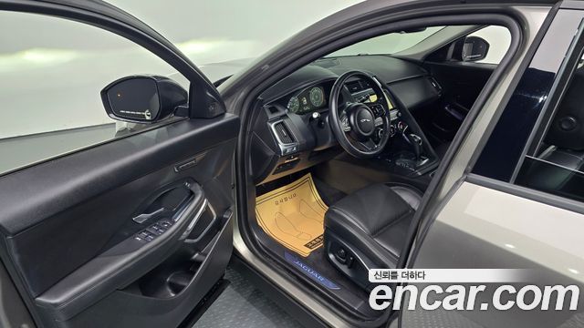 Jaguar E-PACE 2019 — photo 17