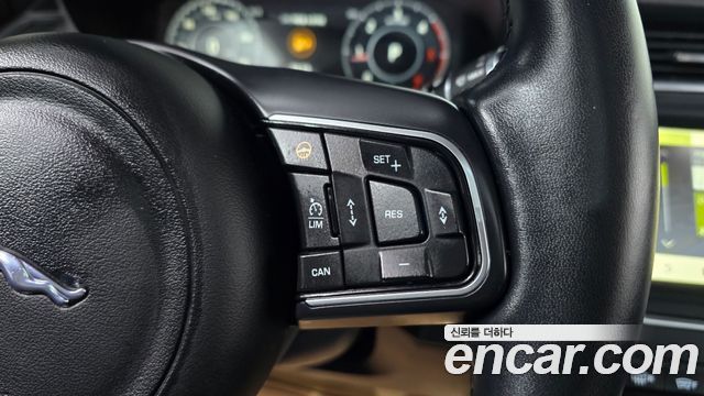 Jaguar E-PACE 2019 — photo 23