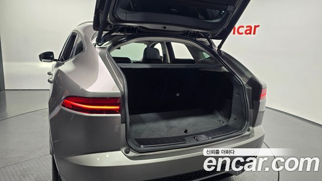 Jaguar E-PACE 2019 — photo 25