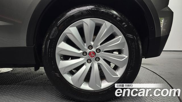 Jaguar E-PACE 2019 — photo 7