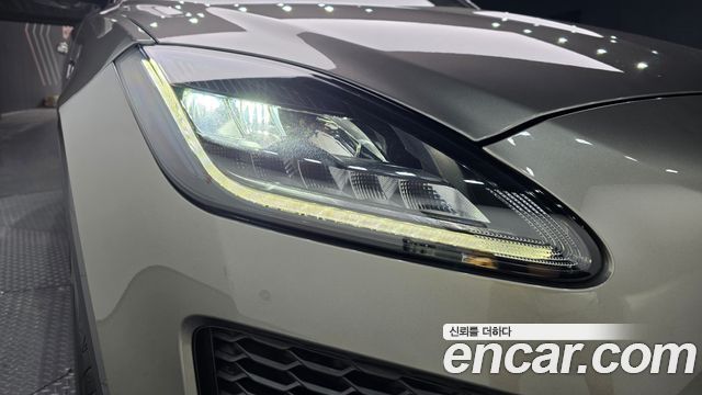 Jaguar E-PACE 2019 — photo 8