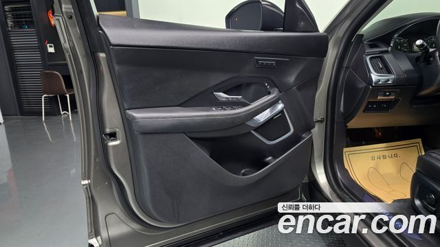 Jaguar E-PACE 2019 — photo 14