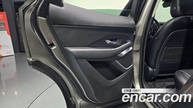 Jaguar E-PACE 2019 — photo 15