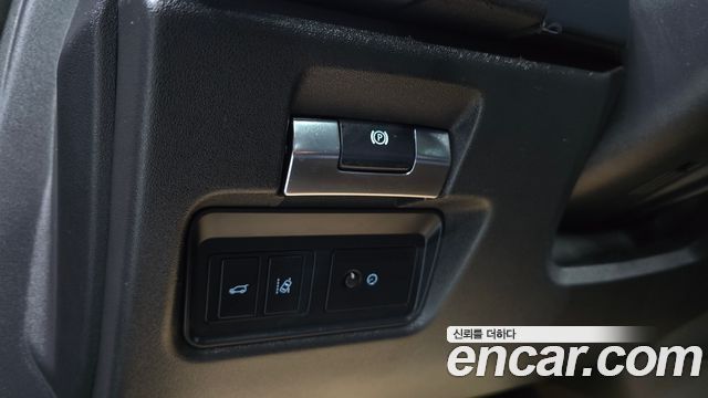 Jaguar E-PACE 2019 — photo 28