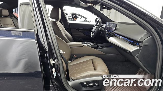 BMW 5-Series 2024 — photo 11