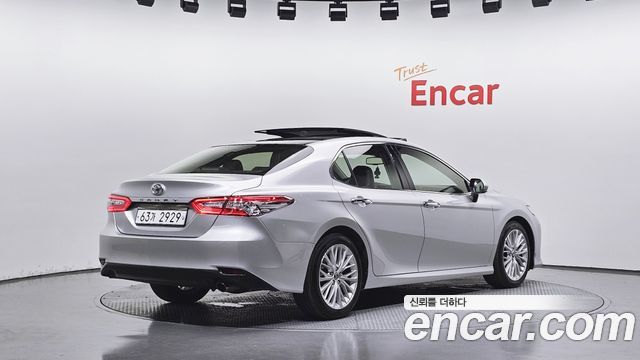 Toyota Camry 2018 — photo 2
