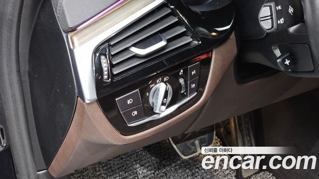 BMW 5-Series 2020 — photo 19