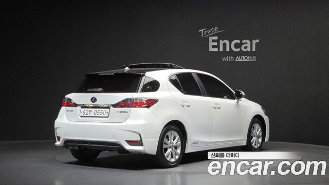 Lexus CT200h 2016 — photo 2