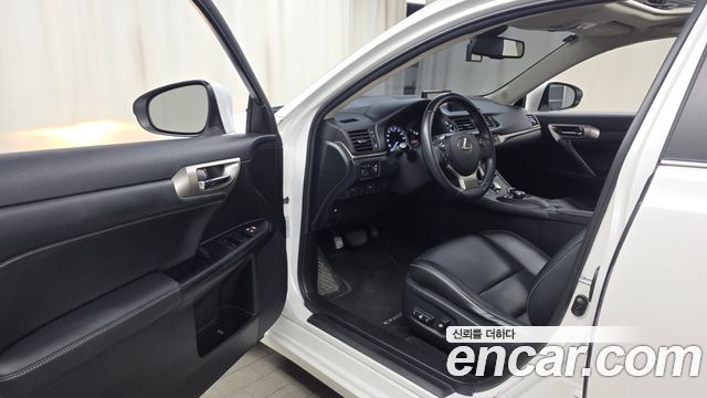 Lexus CT200h 2016 — photo 10