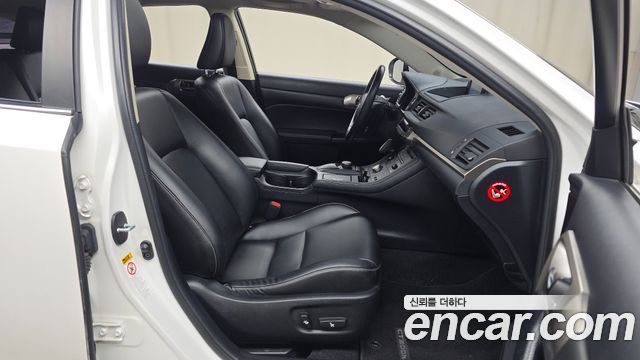 Lexus CT200h 2016 — photo 11