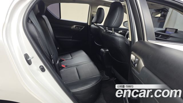 Lexus CT200h 2016 — photo 12