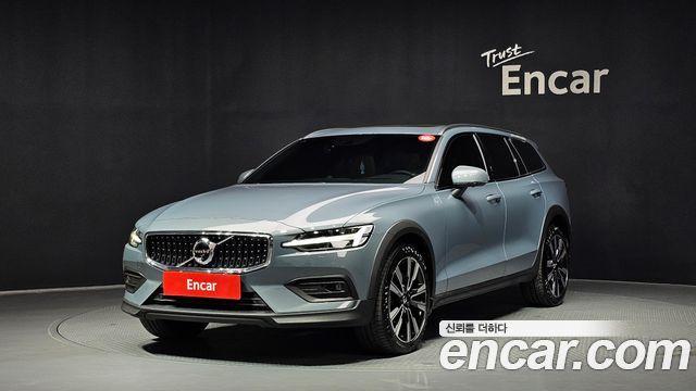 Volvo V60 2022 — photo 1