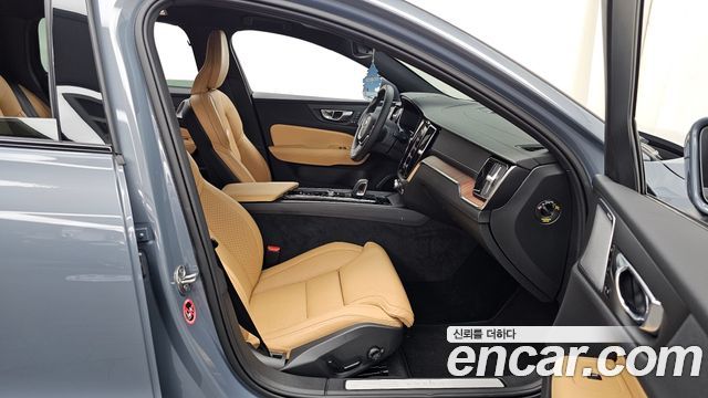 Volvo V60 2022 — photo 17