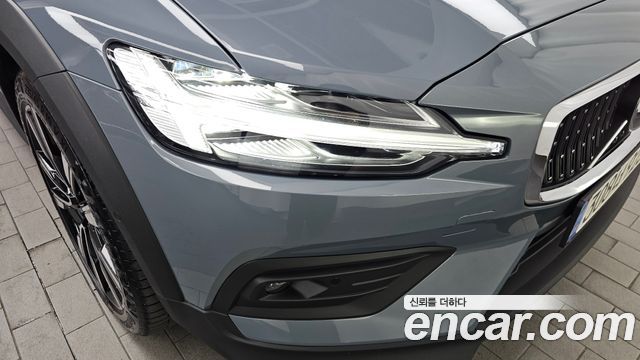 Volvo V60 2022 — photo 8
