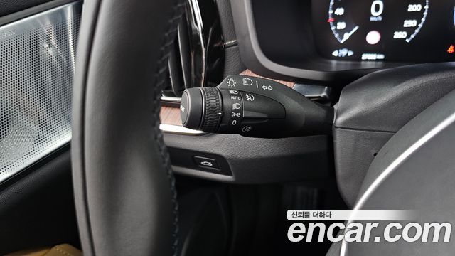 Volvo V60 2022 — photo 28