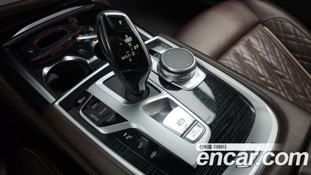 BMW 7-Series 2021 — photo 9