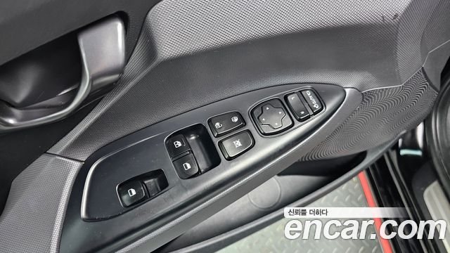 Hyundai Veloster 2022 — photo 17