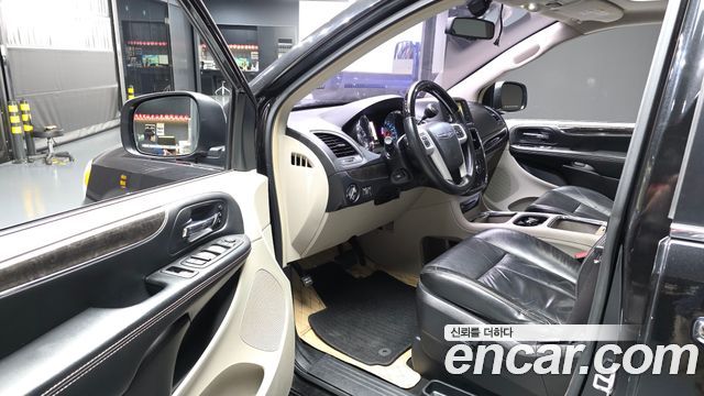 Chrysler Grand Voyager 2016 — photo 10