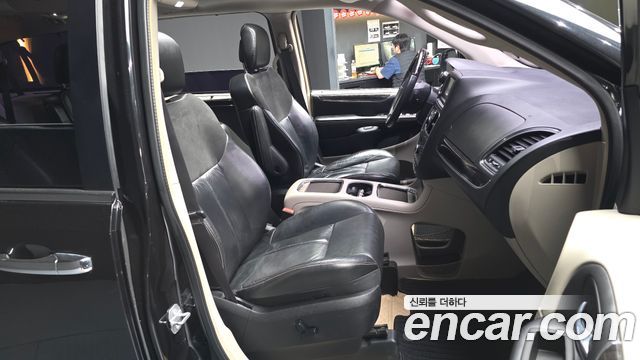 Chrysler Grand Voyager 2016 — photo 11
