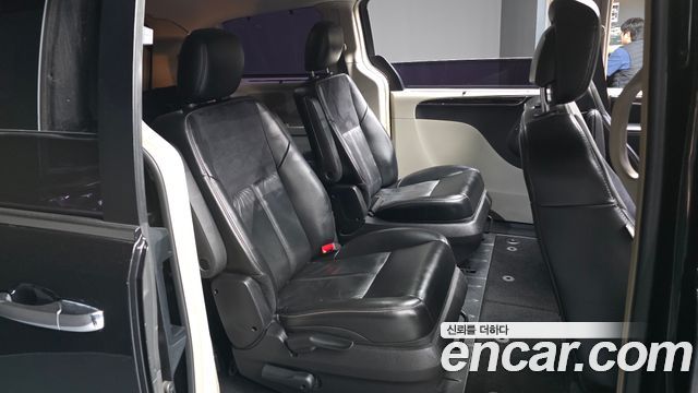 Chrysler Grand Voyager 2016 — photo 12