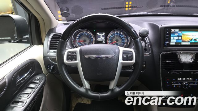 Chrysler Grand Voyager 2016 — photo 13