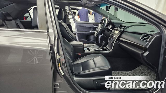 Toyota Camry 2017 — photo 11