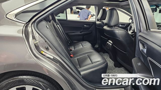 Toyota Camry 2017 — photo 12