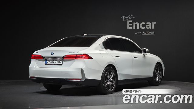 BMW 5-Series 2024 — photo 2