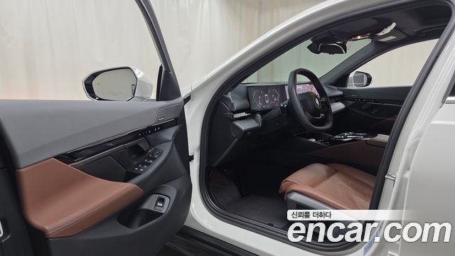 BMW 5-Series 2024 — photo 13