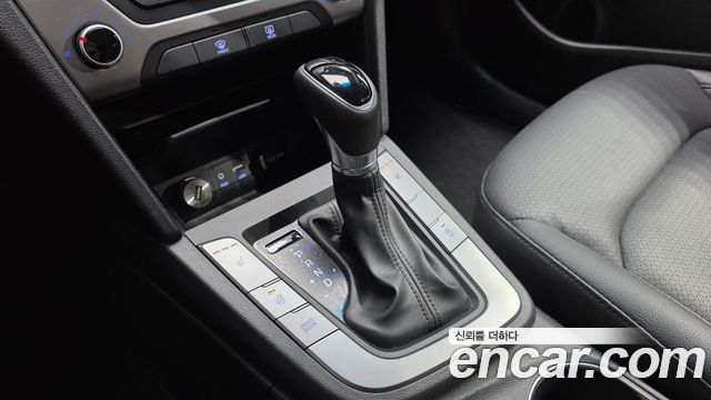 Hyundai AVANTE 2017 — photo 12
