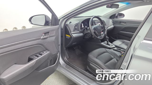 Hyundai AVANTE 2017 — photo 13