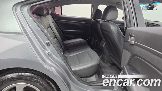 Hyundai AVANTE 2017 — photo 17