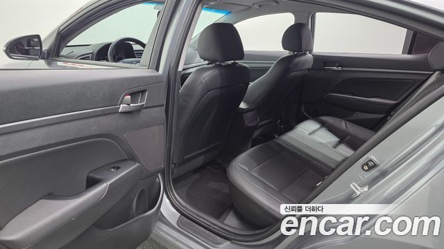 Hyundai AVANTE 2017 — photo 18