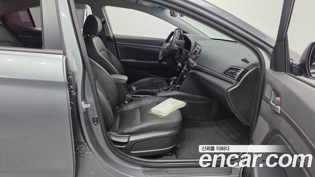Hyundai AVANTE 2017 — photo 16