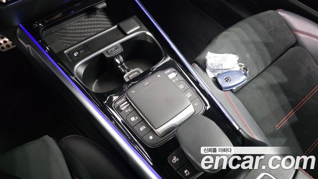 Mercedes-Benz GLB-Class 2021 — photo 24