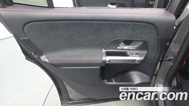 Mercedes-Benz GLB-Class 2021 — photo 15
