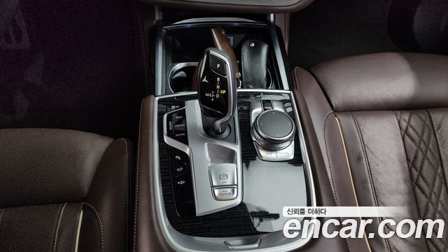 BMW 7-Series 2017 — photo 9
