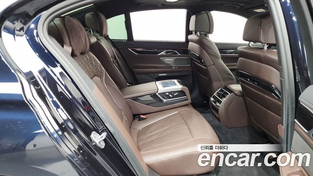 BMW 7-Series 2017 — photo 11
