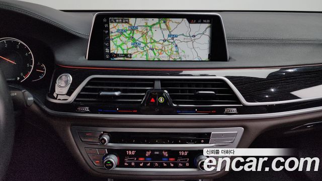 BMW 7-Series 2017 — photo 12