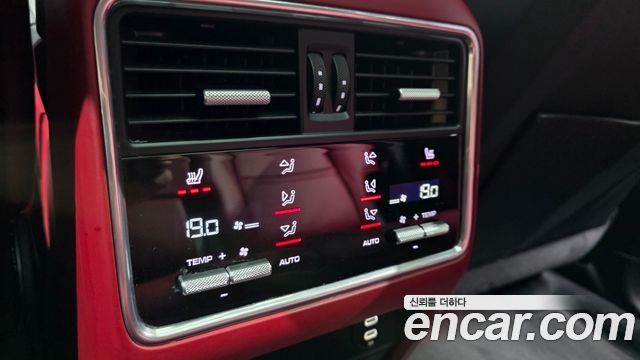 Porsche Cayenne 2022 — photo 27
