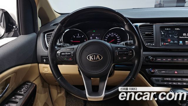 Kia Canival 2017 — photo 19