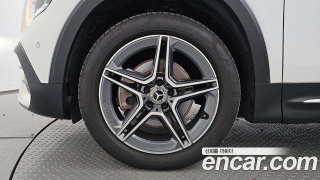 Mercedes-Benz GLB-Class 2023 — photo 5