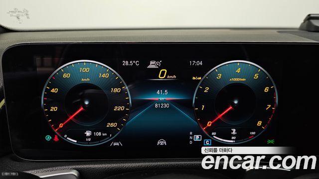Mercedes-Benz GLB-Class 2023 — photo 11